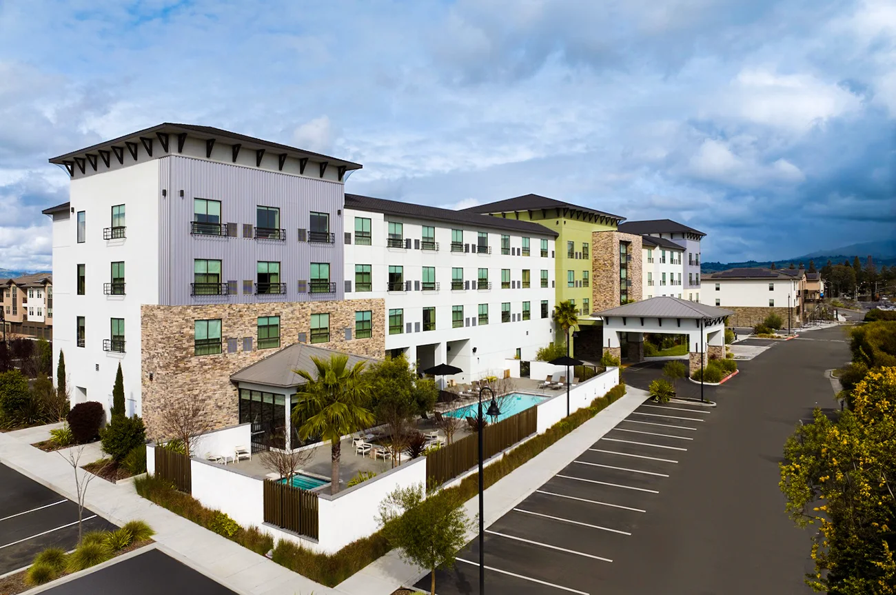 Exterior of Hotel Centro with view of pool.